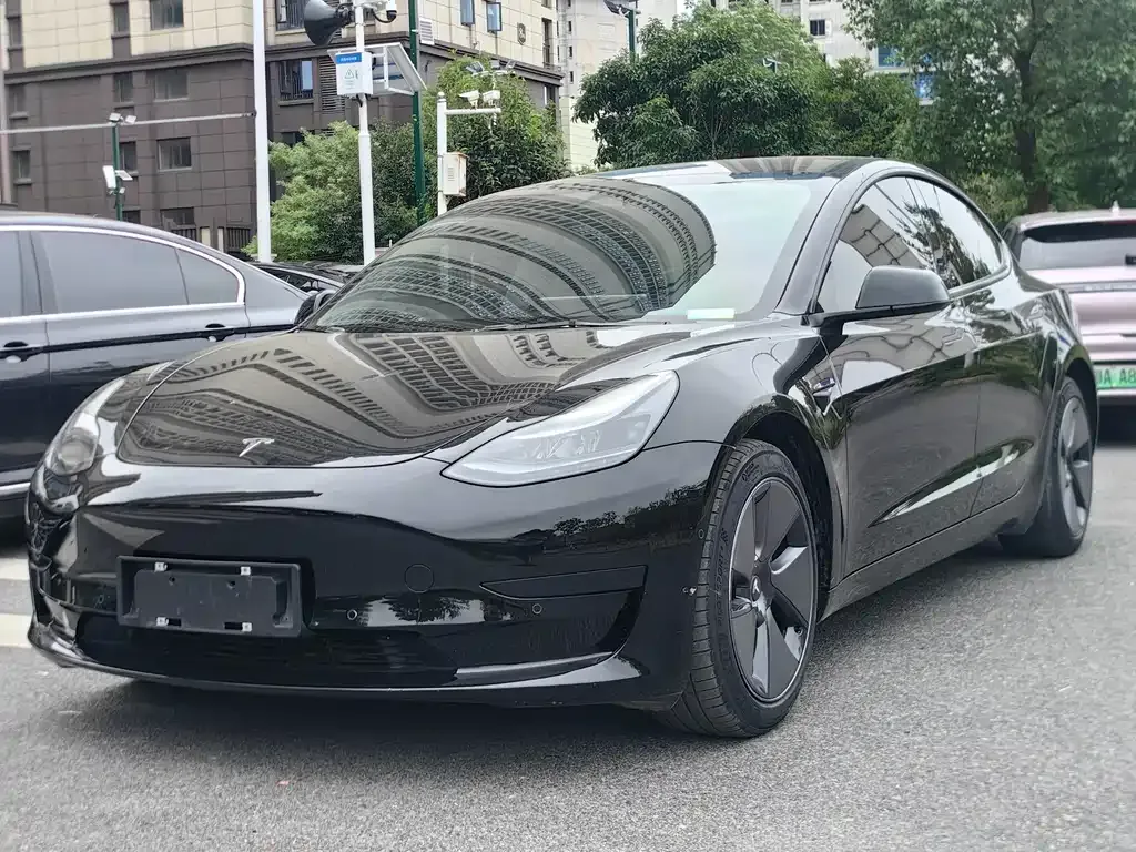 Tesla Model 3 — фото 1