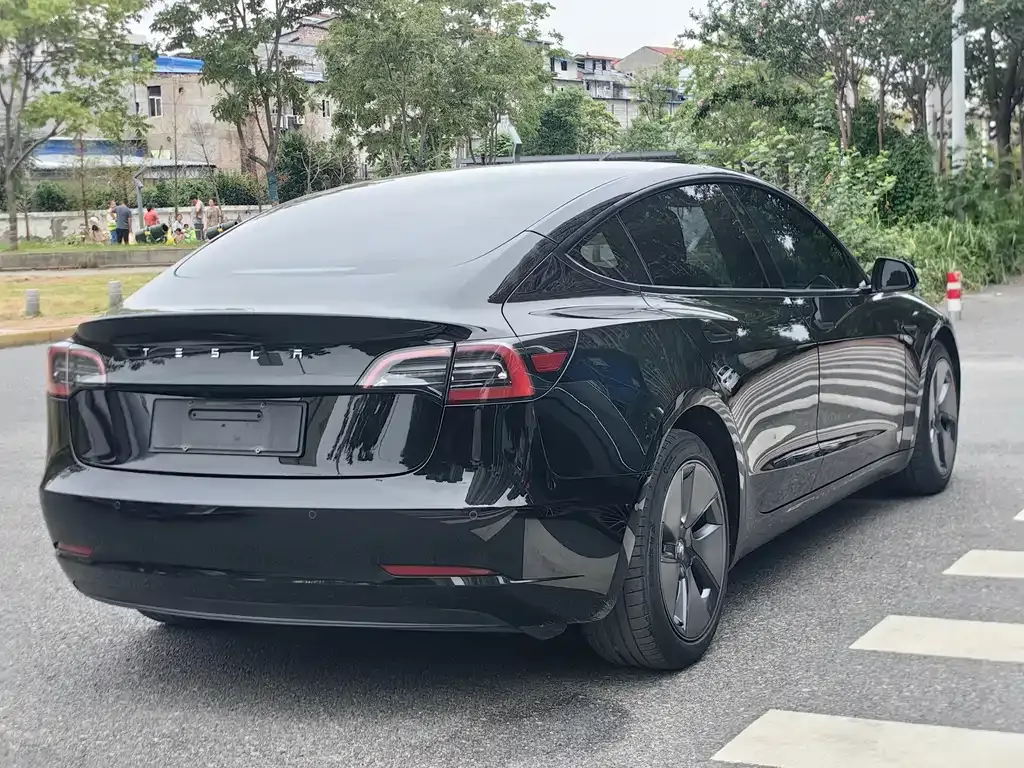 Tesla Model 3 — фото 10