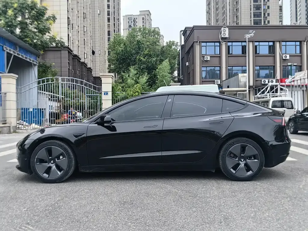 Tesla Model 3 — фото 8