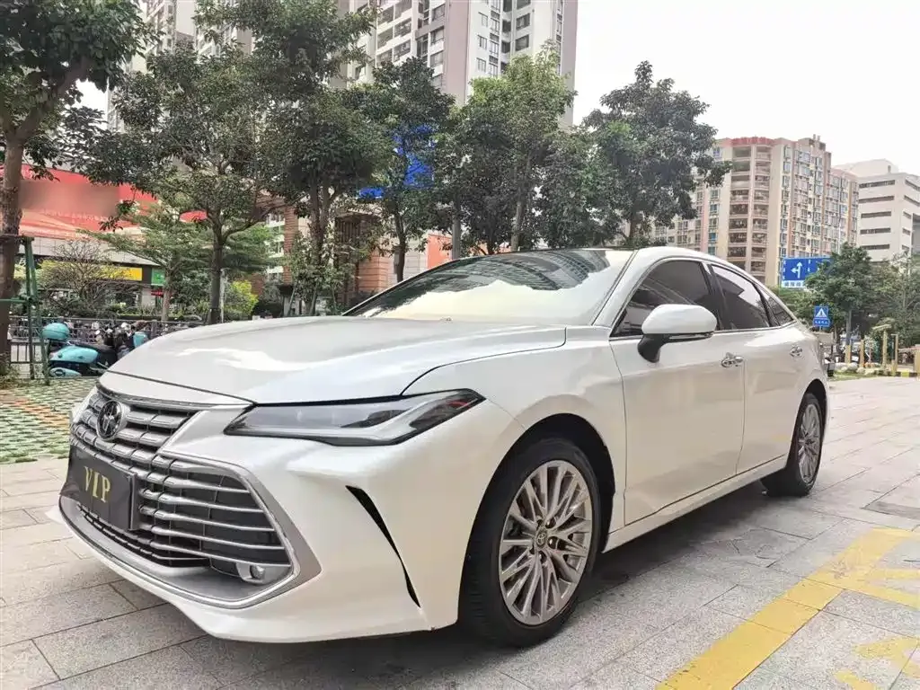 Toyota Avalon — фото 1