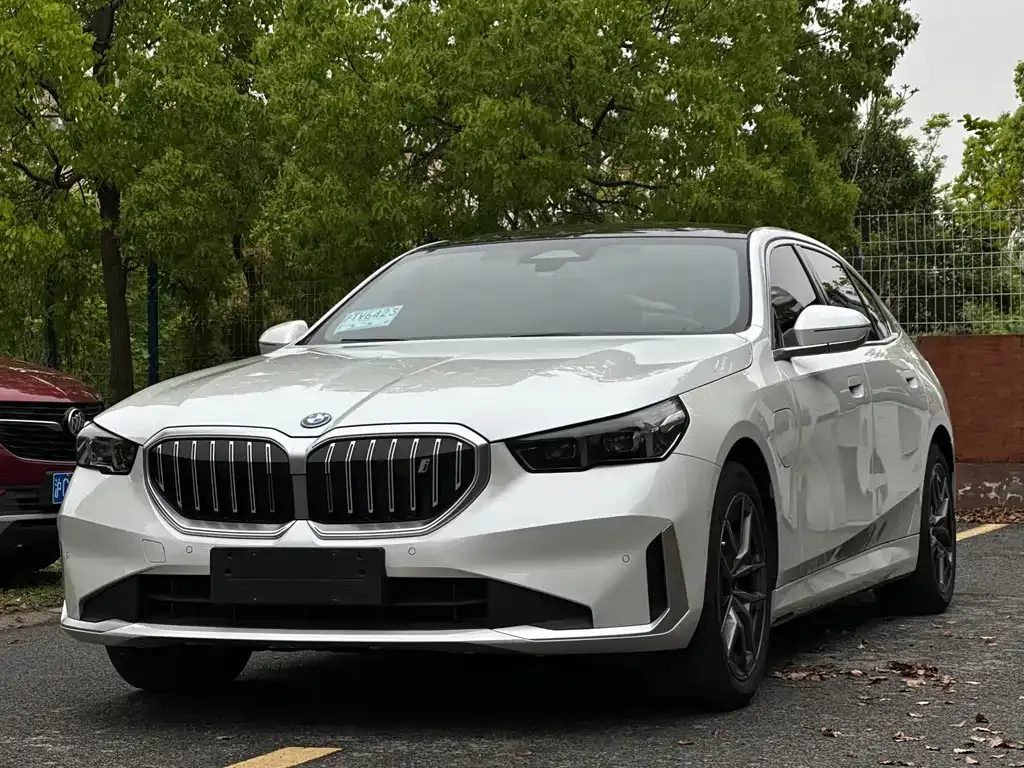 BMW i5 — фото 1