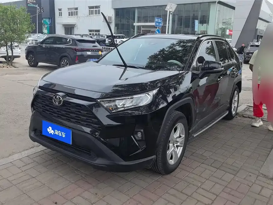Toyota RAV4 — фото 1
