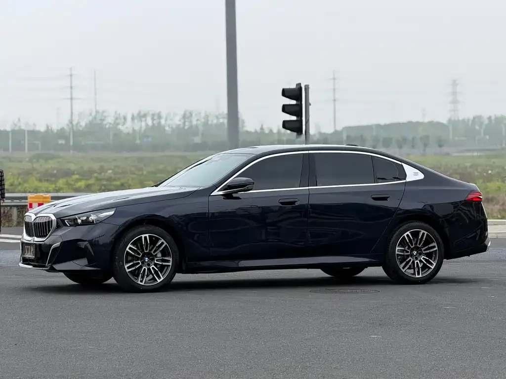 BMW 5 Series — фото 1