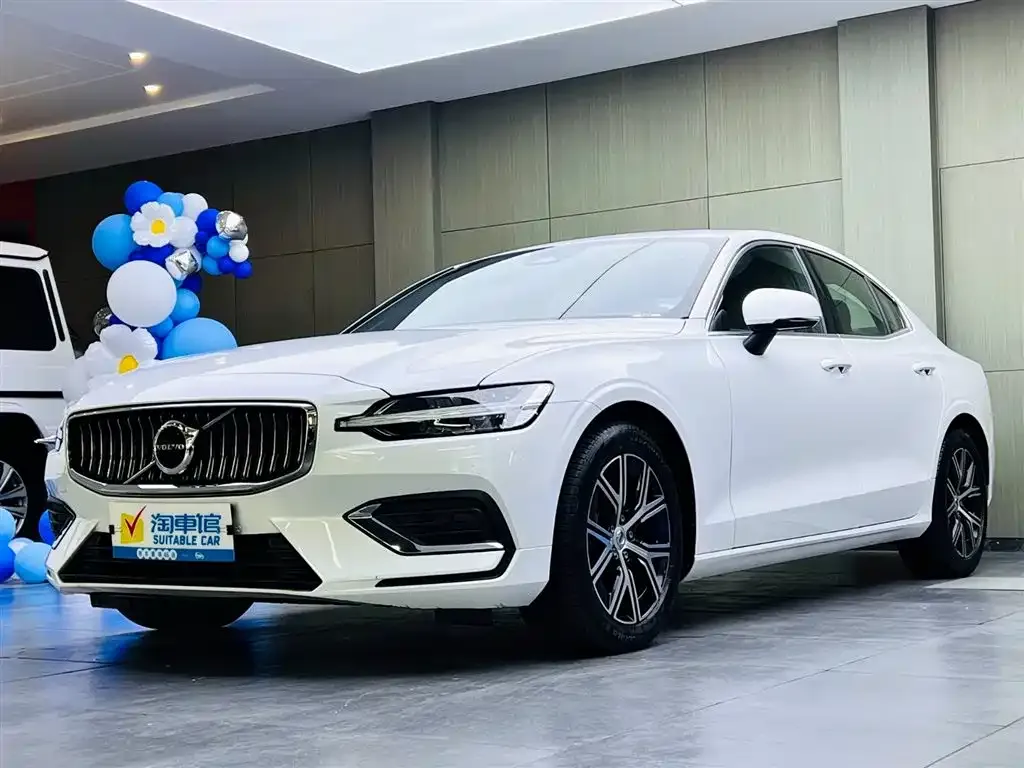 Volvo S60 — фото 1
