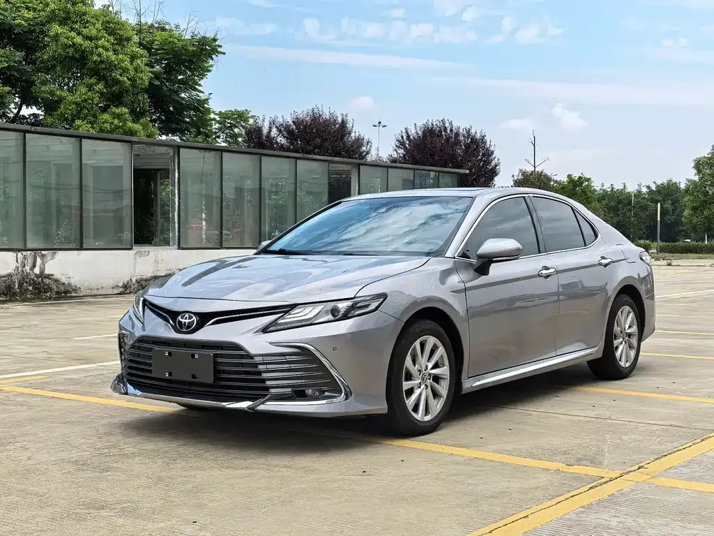 Toyota Camry — фото 1