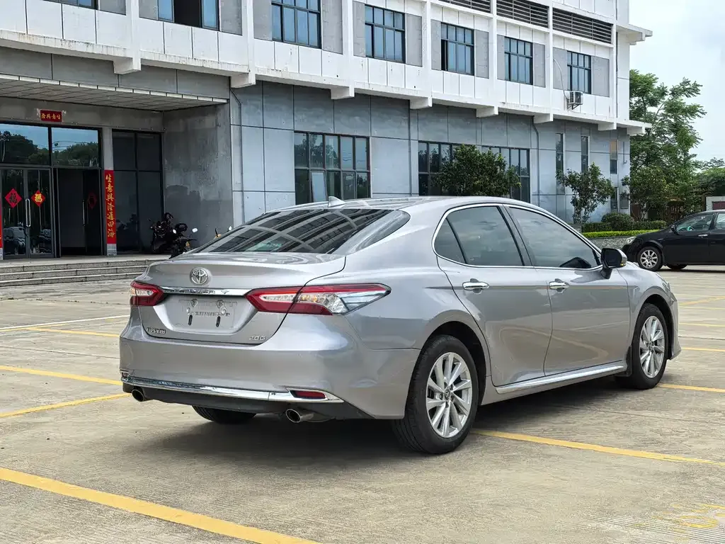 Toyota Camry — фото 8
