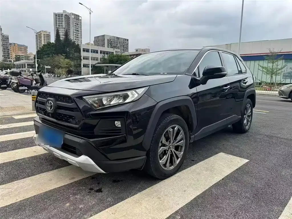 Toyota RAV4 — фото 1