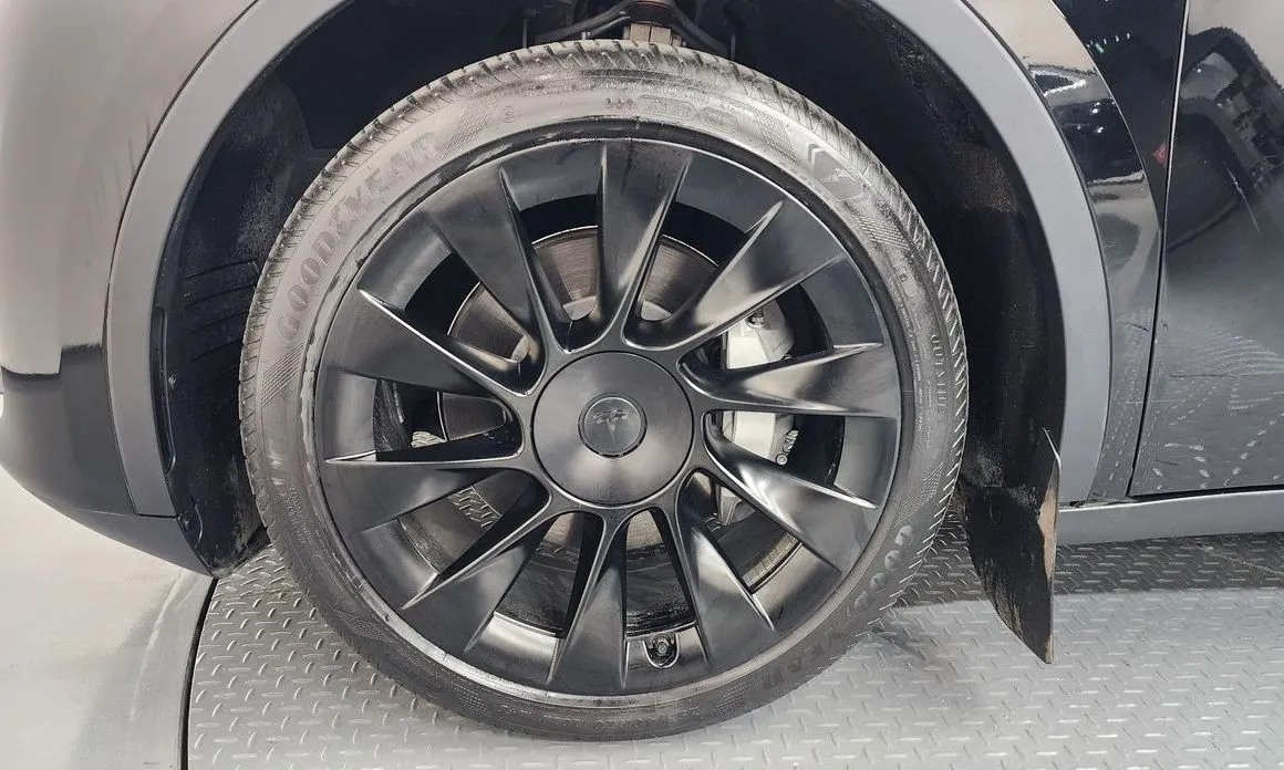 Tesla Model Y — фото 8
