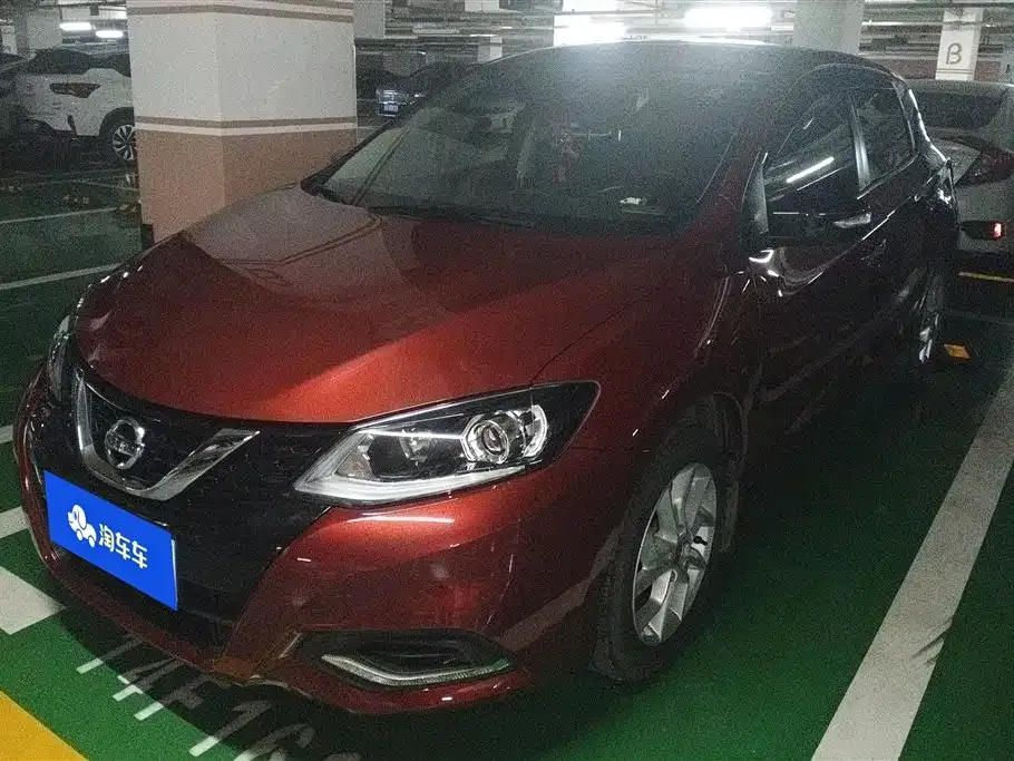 Nissan Tiida — фото 1