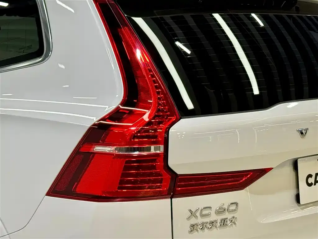 Volvo XC60 — фото 9