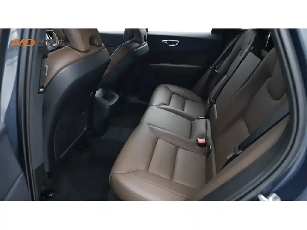 Volvo XC60 — фото 10