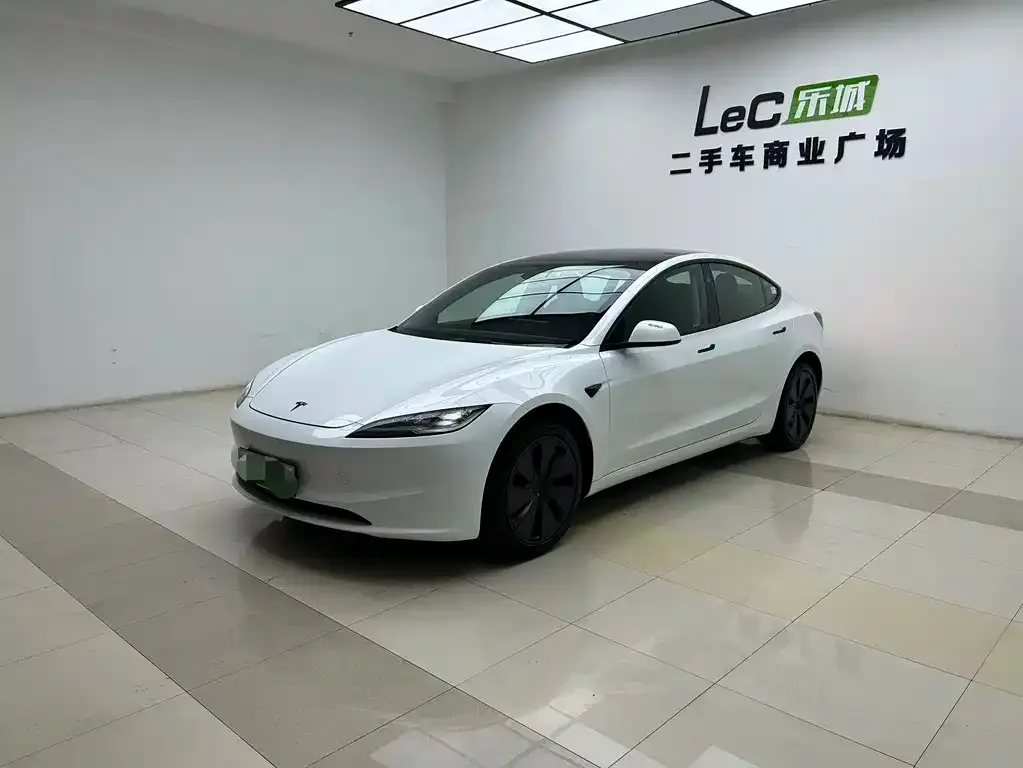 Tesla Model 3 — фото 1