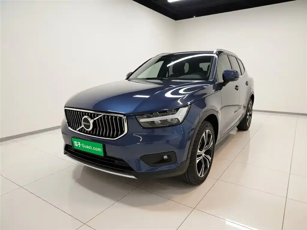 Volvo XC40 — фото 1