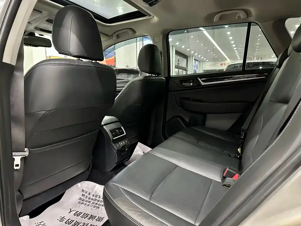 Subaru Outback — фото 8