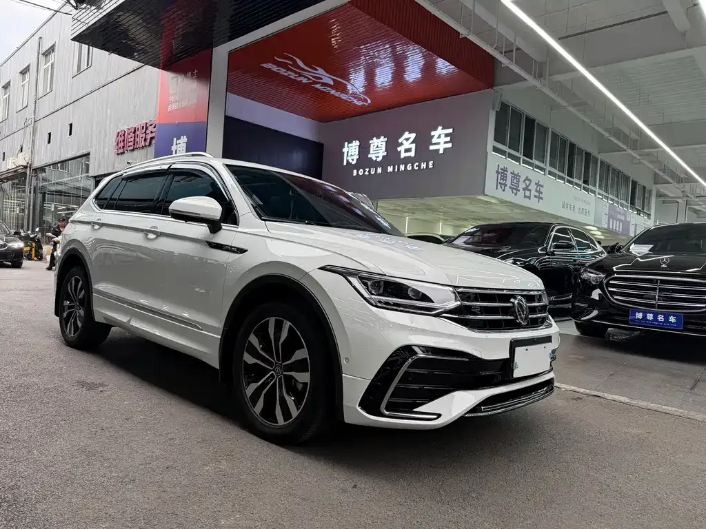 Volkswagen Tiguan L — фото 10