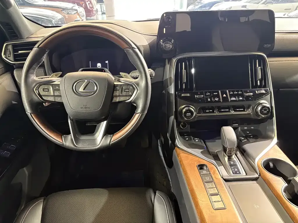 Lexus LX — фото 10