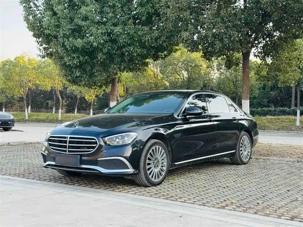Mercedes-Benz E-Class — фото 1