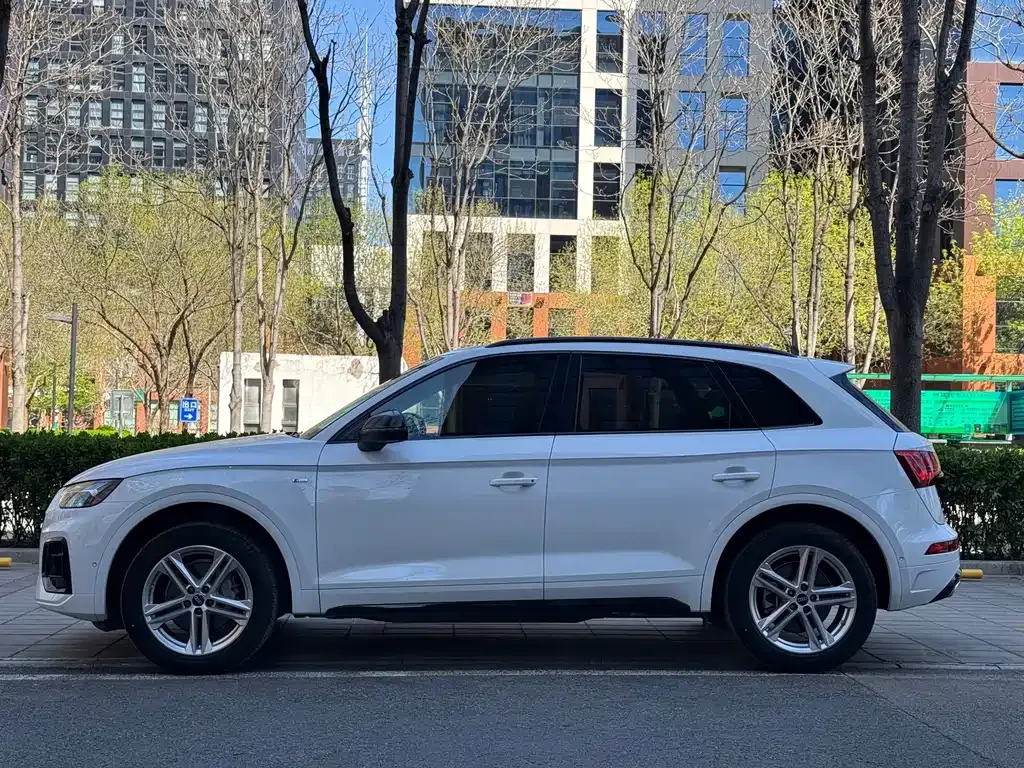 Audi Q5L — фото 9