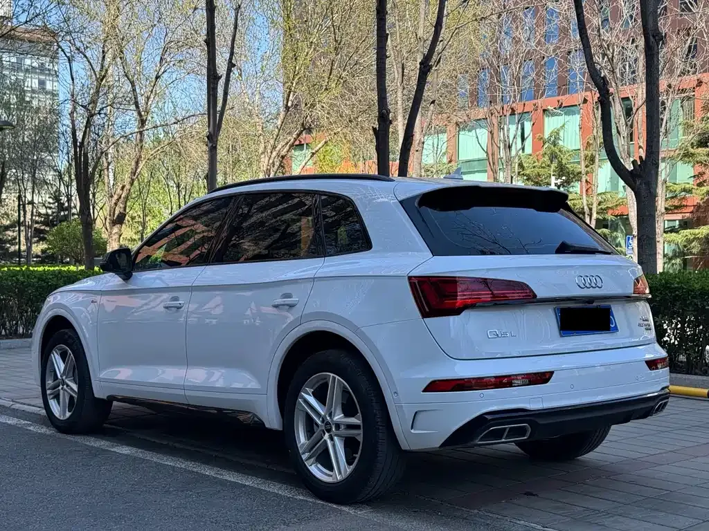 Audi Q5L — фото 8