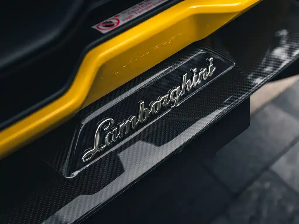 Lamborghini Revuelto — фото 2