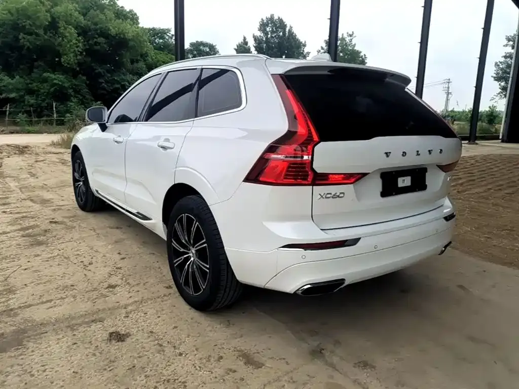 Volvo XC60 — фото 8
