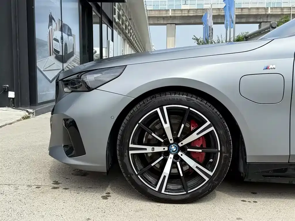 BMW i5 M60 — фото 6