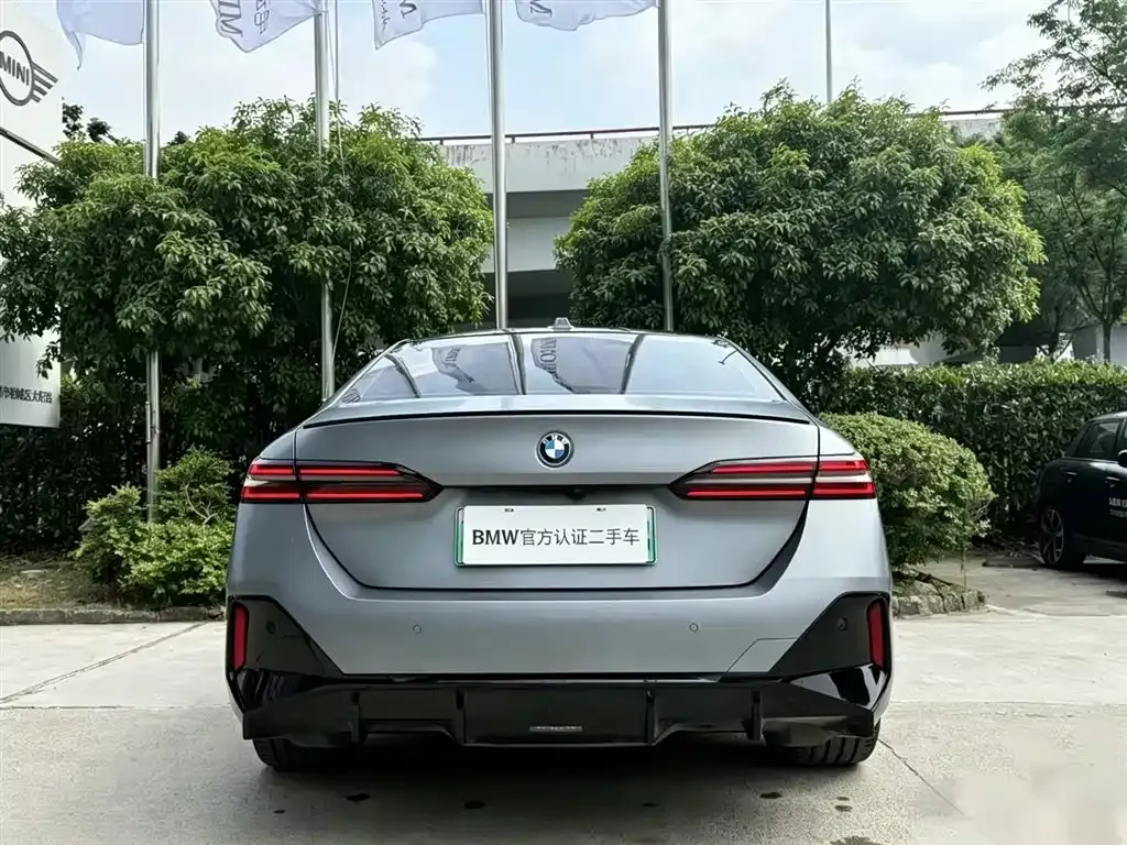 BMW i5 M60 — фото 9