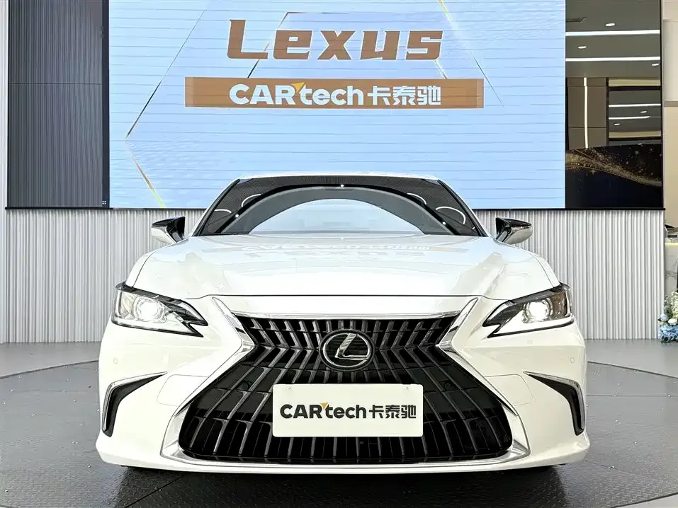 Lexus ES — фото 1