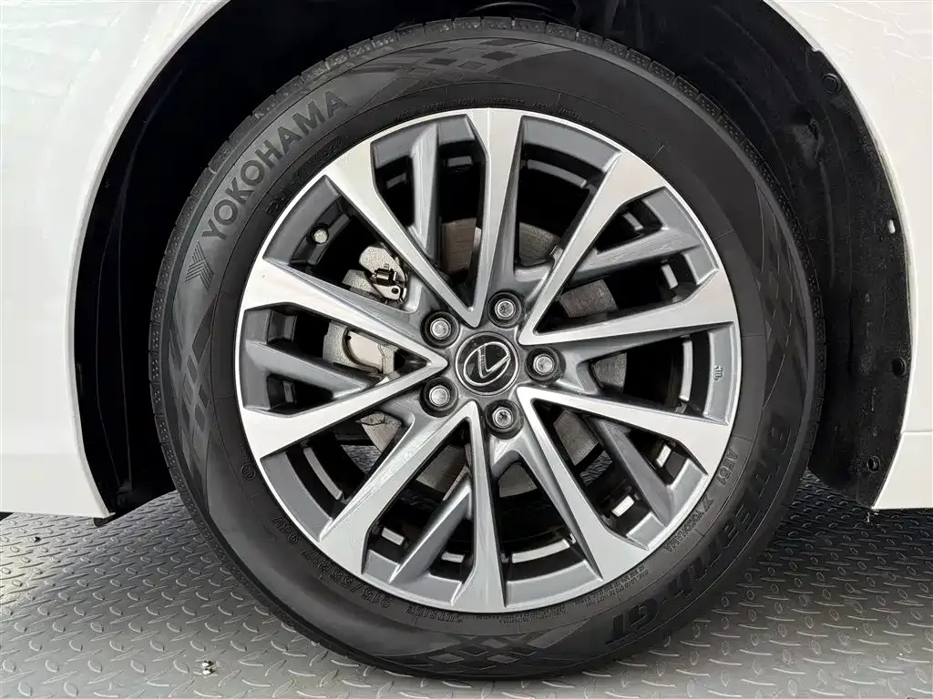 Lexus ES — фото 10