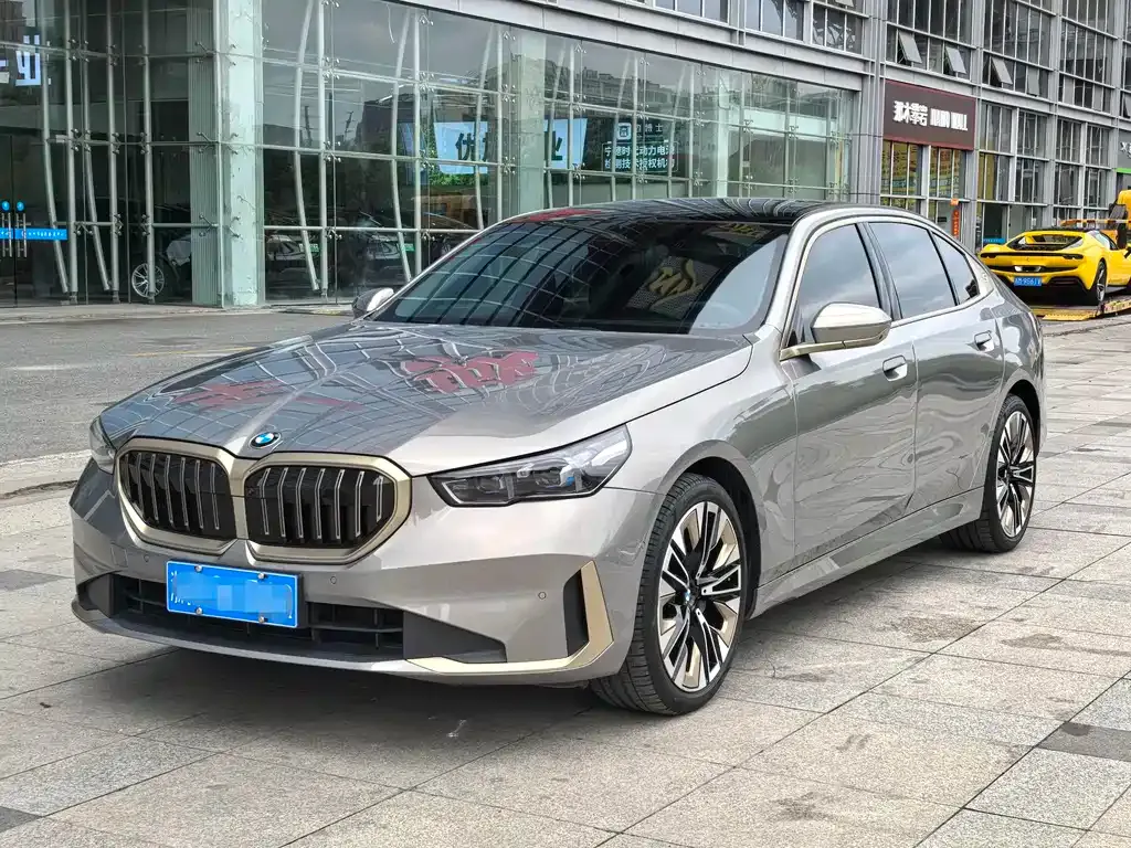 BMW 5 Series — фото 1