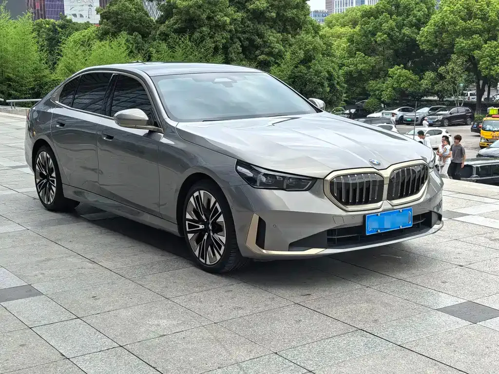 BMW 5 Series — фото 10