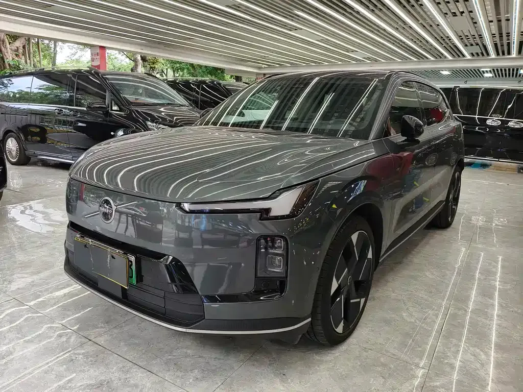 Volvo XC70 Plug-in Hybrid — фото 1