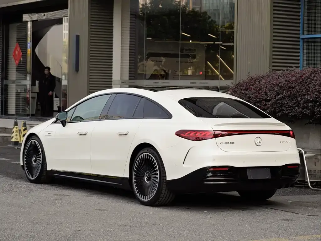 Mercedes-Benz EQS AMG — фото 7