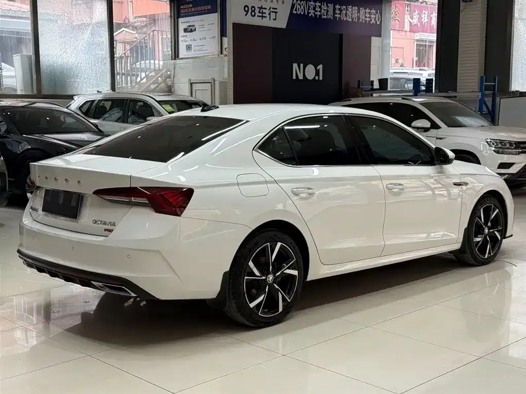 Skoda Octavia — фото 2