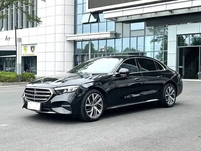 Mercedes-Benz E-Class — фото 1