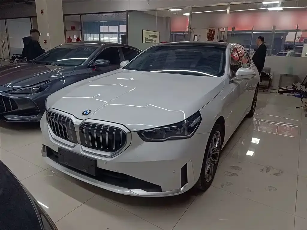 BMW 5 Series — фото 1