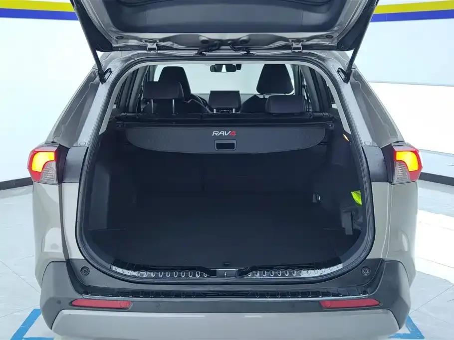 Toyota RAV4 — фото 7