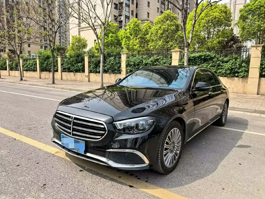 Mercedes-Benz E-Class — фото 1