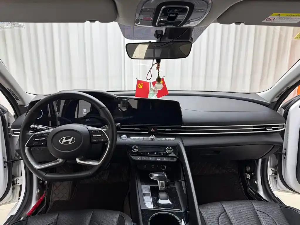 Hyundai Elantra — фото 3