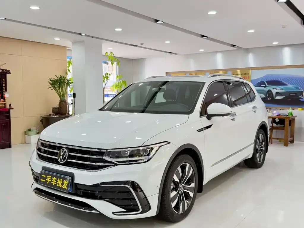 Volkswagen Tiguan L — фото 1