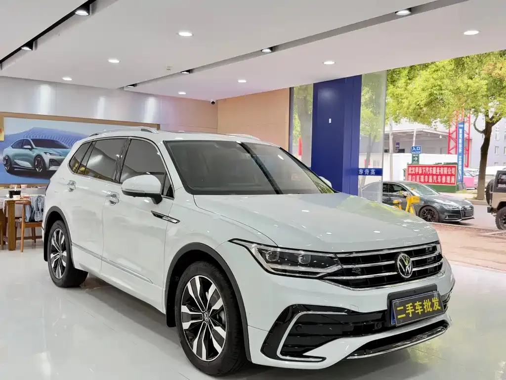 Volkswagen Tiguan L — фото 4