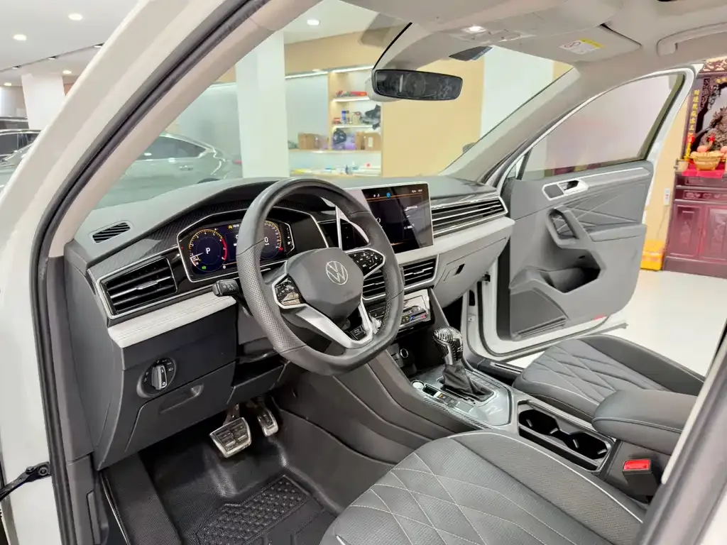 Volkswagen Tiguan L — фото 6