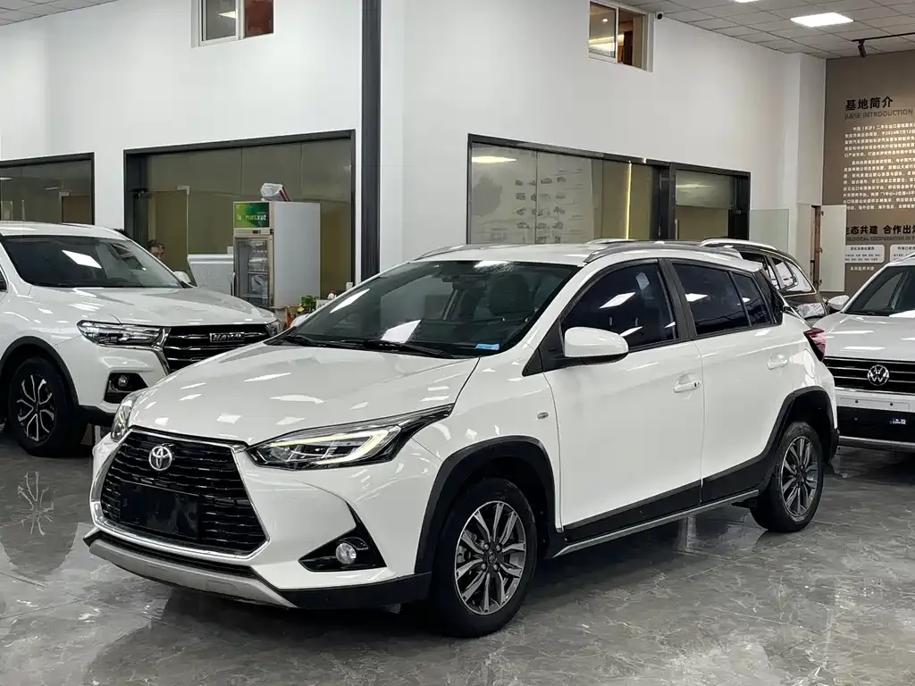 Toyota Yaris L — фото 1