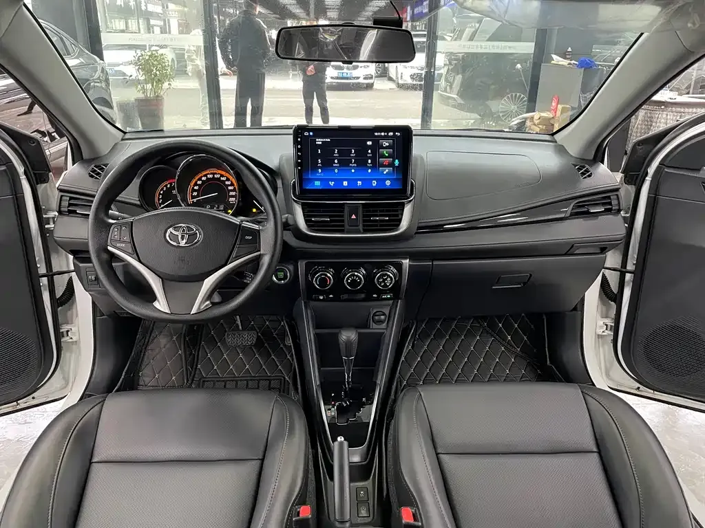 Toyota Yaris L — фото 8