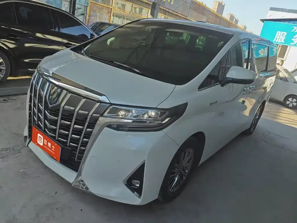 Toyota Alphard — фото 1