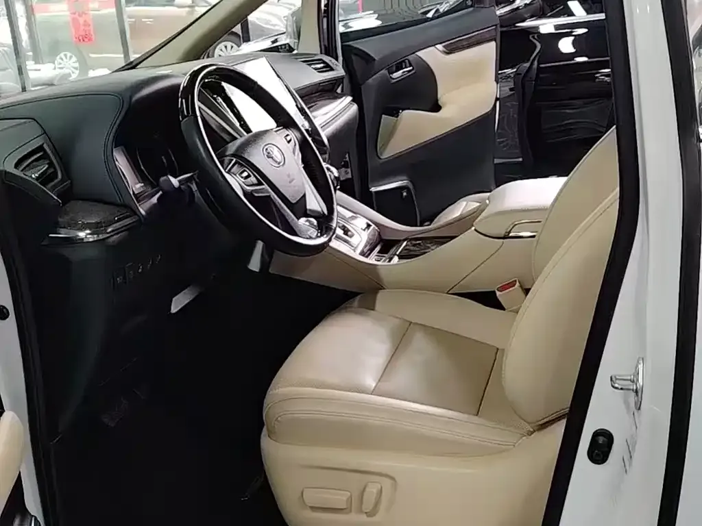 Toyota Alphard — фото 4