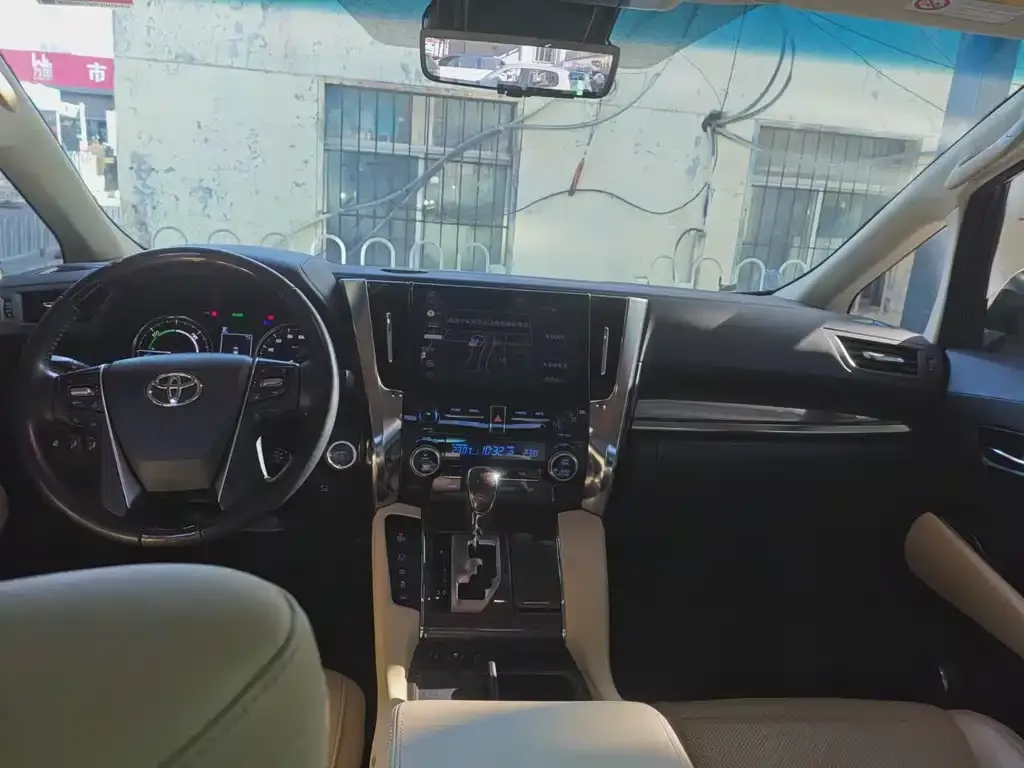 Toyota Alphard — фото 9