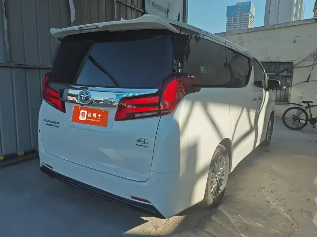 Toyota Alphard — фото 2