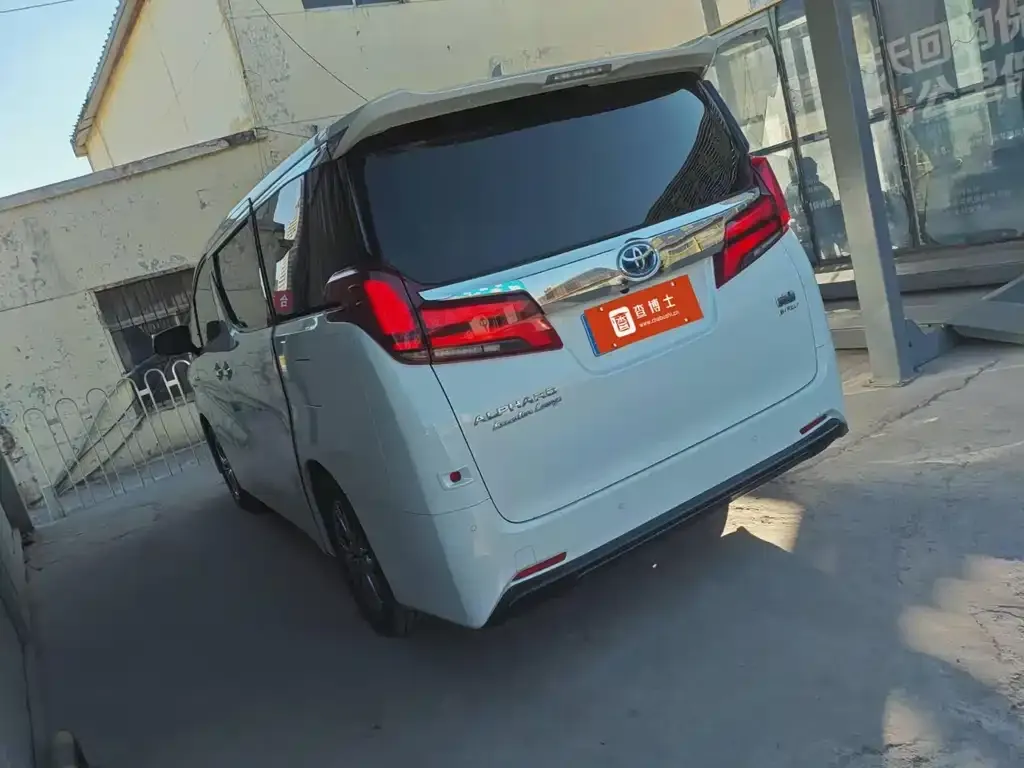 Toyota Alphard — фото 5