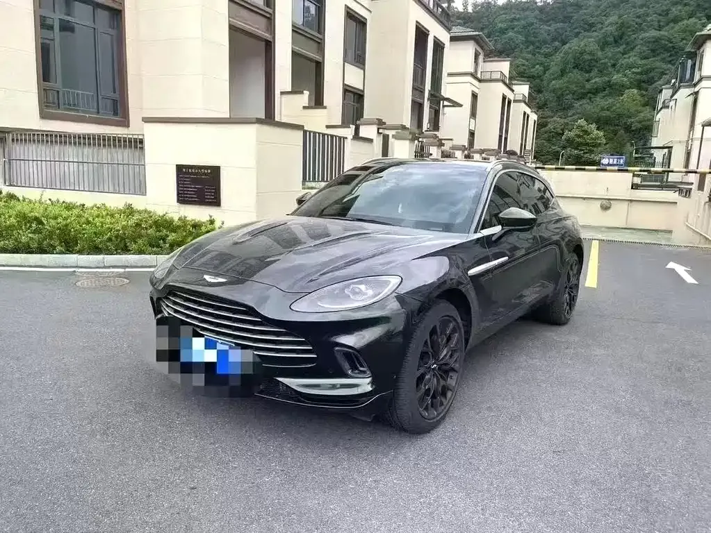 Aston Martin DBX — фото 1